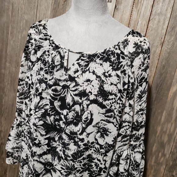 Apt 9 Top Blouse L Black White Floral Bell 3/4 Sleeve Keyhole Pullover Flowy - Picture 2 of 7